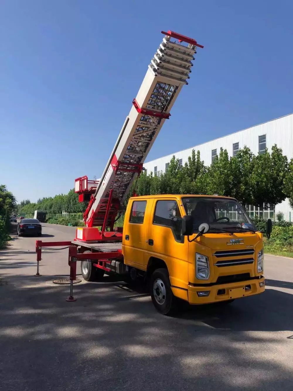 三角镇附近的云梯车出租服务：轻松解决高空作业需求