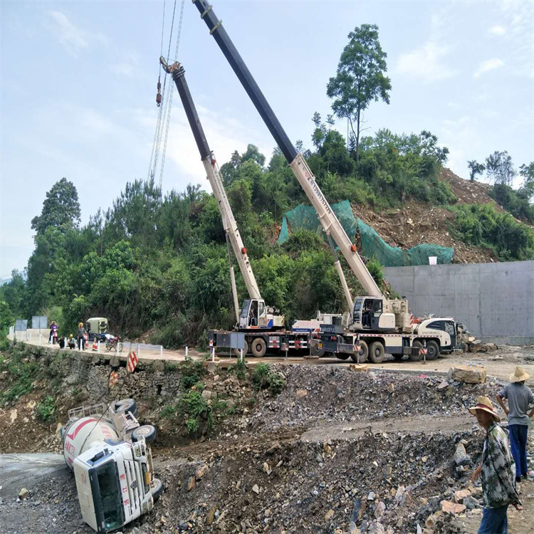 三角镇汽车掉沟里叫吊车救援要多少钱