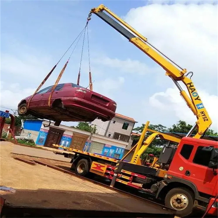 三角镇吊车吊汽车的正确方法